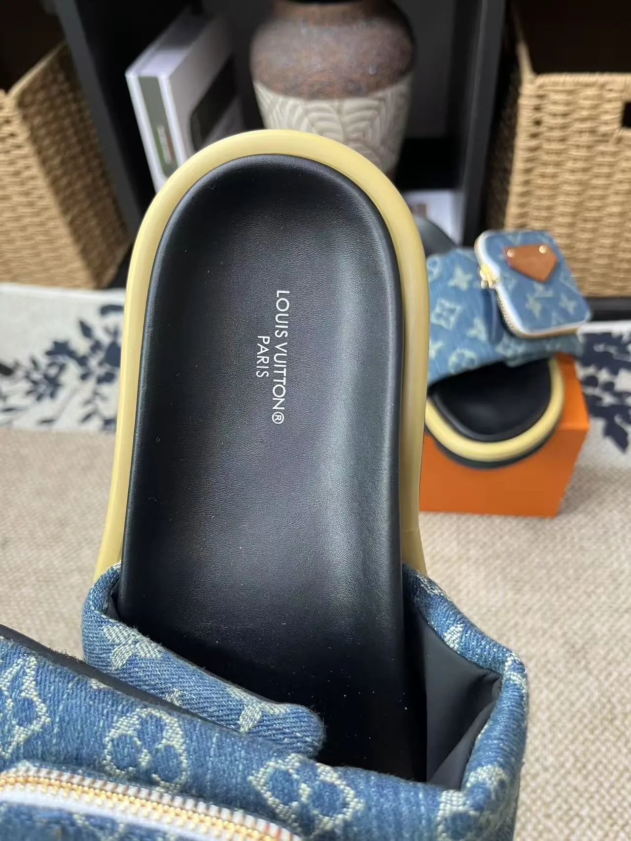 P380 yuan LV Louis Vuitton Full of high-end feel! A popular model among bloggers at home and abroad, it’s retro and fashionable, and looks stunning on your feet! Mainly recommended model on the official website★ ━━━━━ ЅᏇєєt ━━━━━ ▪️Upper: original calfskin ➕5D printing process ▪️Inner: imported mixed sheepskin ▪️Outsole: original molded foam outsole ▪️Size: Female 35-40 Men's 39-44 (women's 41 men's 45)